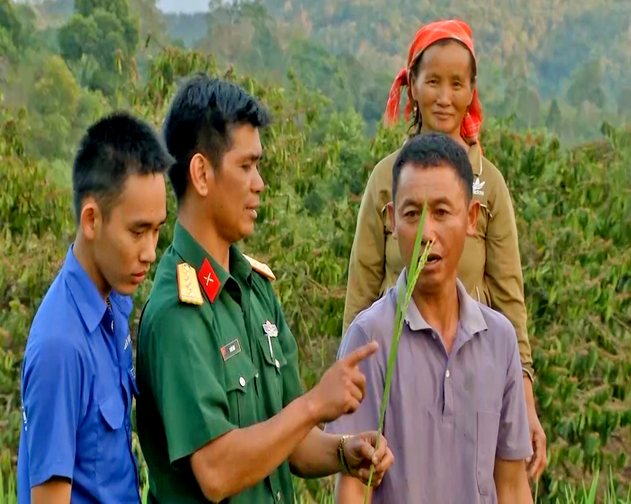 Đồng bào no ấm có công bộ đội